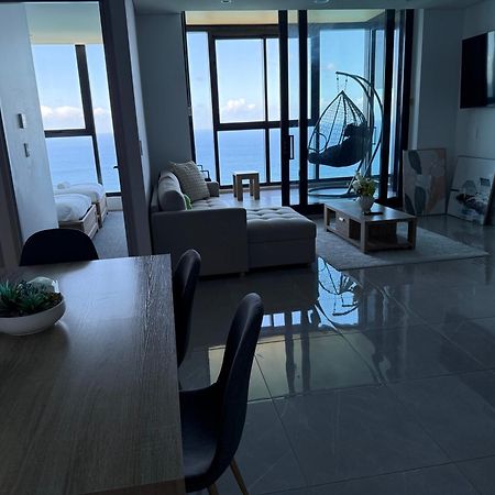 Surfers Paradise New Beachfront Apartments ゴールドコースト エクステリア 写真