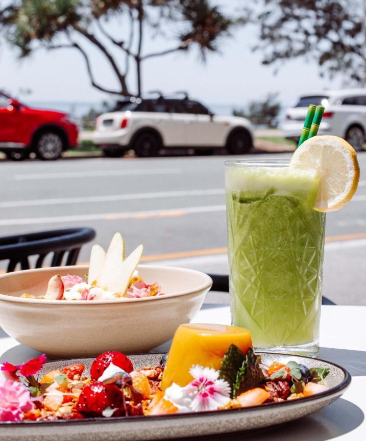 Surfers Paradise New Beachfront Apartments ゴールドコースト エクステリア 写真