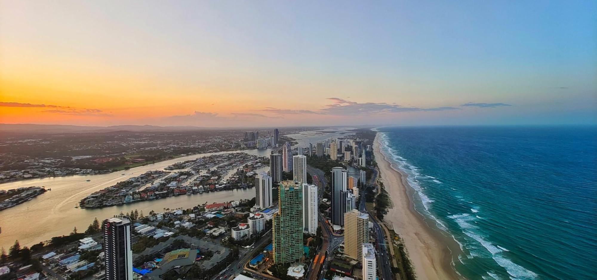 Surfers Paradise New Beachfront Apartments ゴールドコースト エクステリア 写真