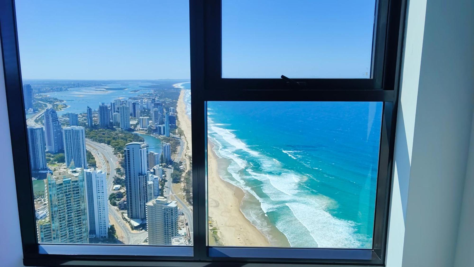 Surfers Paradise New Beachfront Apartments ゴールドコースト エクステリア 写真